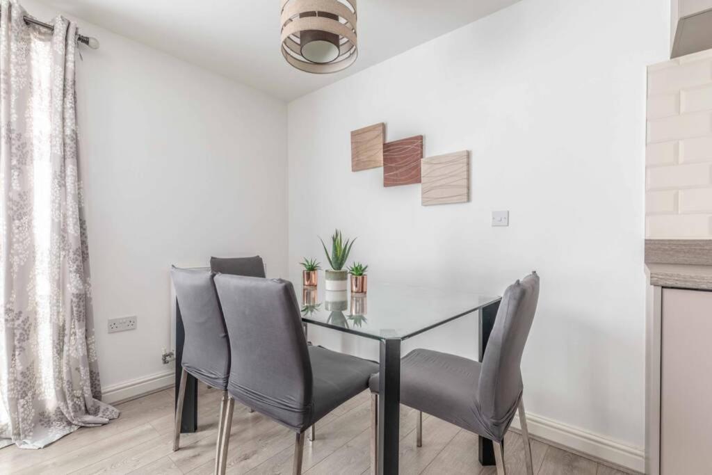 2 Bed & 2 Bath Cosy Apartment Slough- Free Parking Extérieur photo